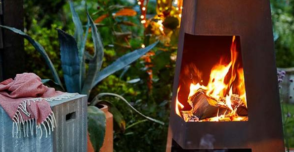 Деревянная горящая ржавчина выдерживая пирамида огня Chiminea стального обелиска на открытом воздухе