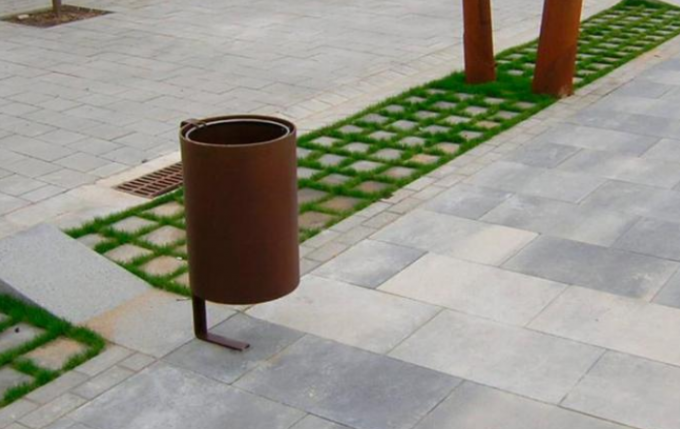 На открытом воздухе антиквариат выглядит круглым мусорным баком Corten ящиков сора металла стальным городским