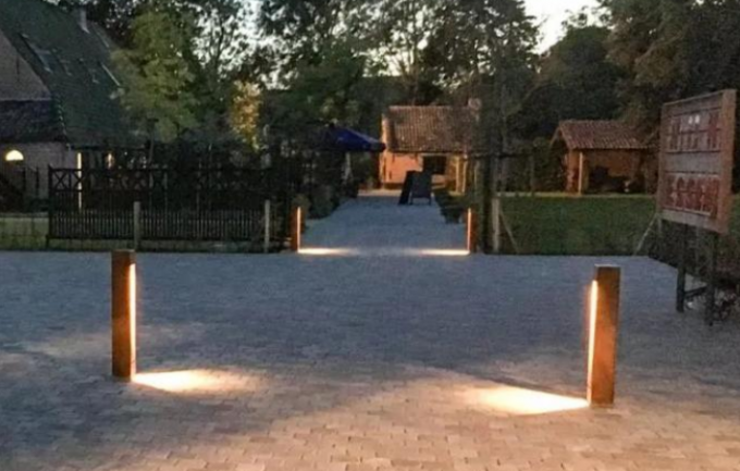 Света пала цвета ржавчины Corten освещая приспособления украшения на открытом воздухе стальные