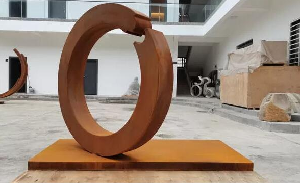 Скульптура искусства металла Corten на открытом воздухе деревенского современного кольца конспекта большого стальная