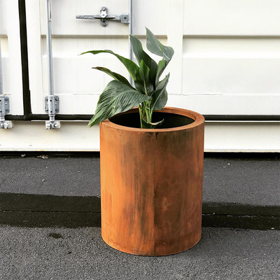 Финиш цветка ржавый вокруг плантаторов Corten стальных для сада