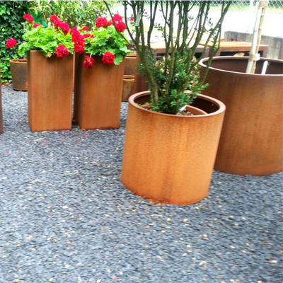 Финиш цветка ржавый вокруг плантаторов Corten стальных для сада