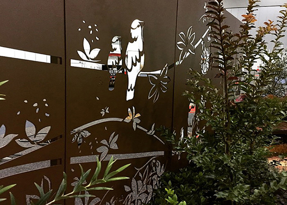 На открытом воздухе коррозионностойкий лазер Corten отрезал экраны для задворк