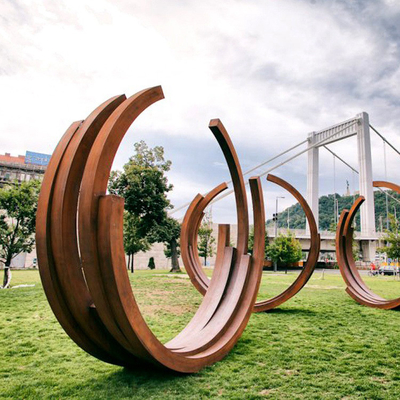 Сталь Corten конспекта современного кольца конспекта деревенская ваяет большие статуи металла