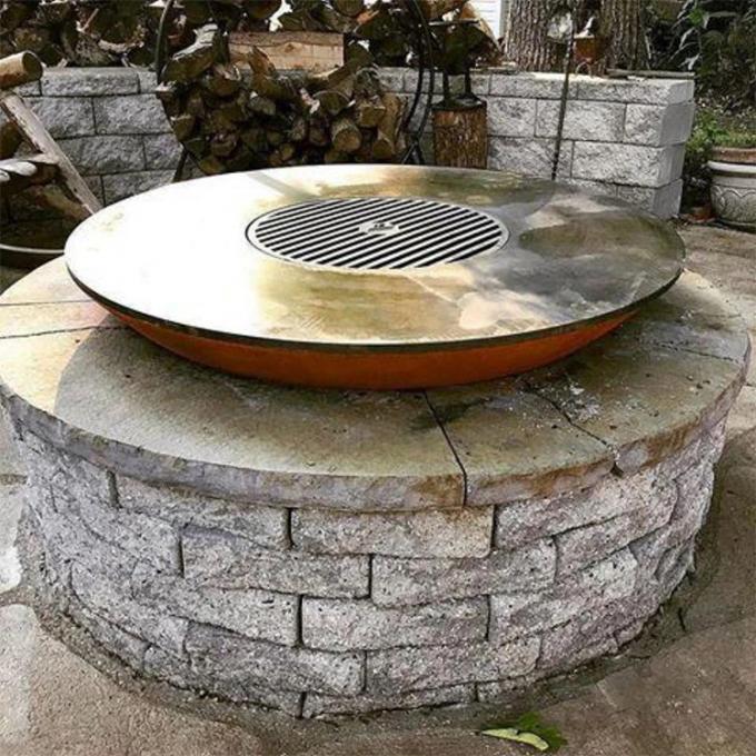 Располагаясь лагерем на открытом воздухе яма огня камина сада Corten стальные и гриль барбекю барбекю
