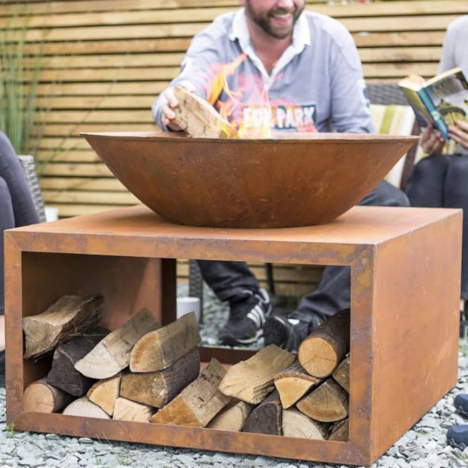 Медник Corten на открытом воздухе стальной ямы огня большой стальной с деревянным шкафом хранения