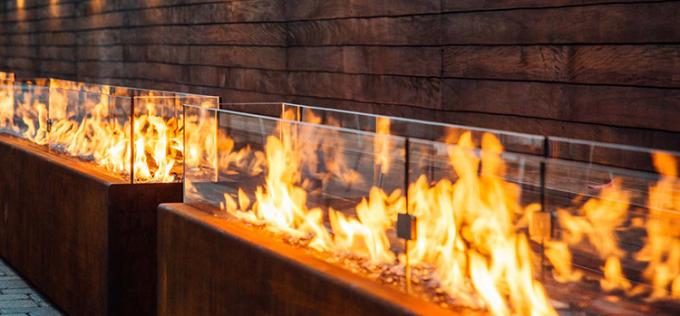 На открытом воздухе располагаясь лагерем сталь Firepit Corten плиты большого костра ямы огня деревянная
